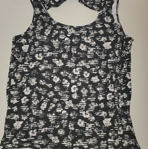 Torrid sz 2 black and white floral tank